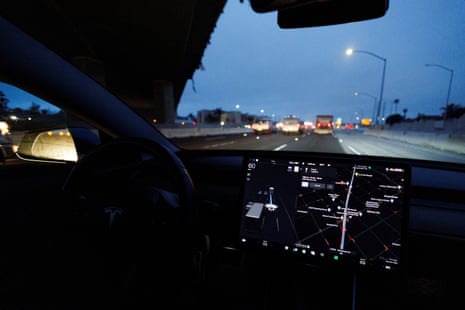 Motoristas da Tesla batem em piscina e casa em incidentes nos EUA