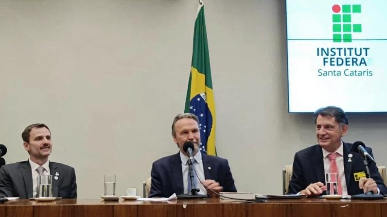 MPF suspende concurso de professor de Libras em SC após denúncia de surdos