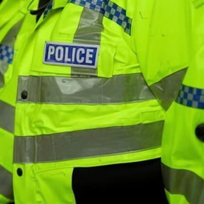 Polícia de South Yorkshire investiga vídeo em que agentes empurram adolescentes