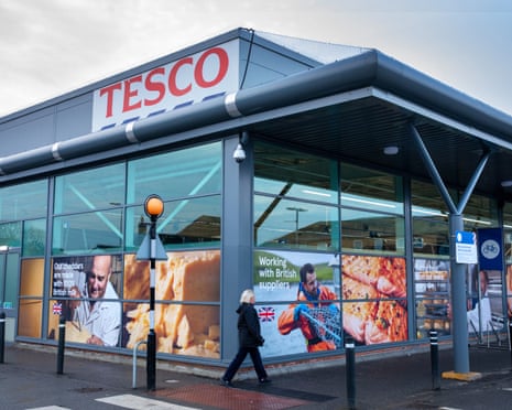 Vendas do Tesco no Reino Unido caem pela metade com incerteza da guerra no Irã