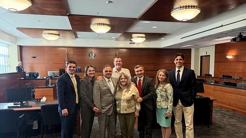 Júri da Louisiana dá US$ 1,1 bi a mulher por abuso infantil nos anos 60