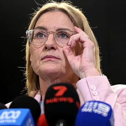 Jacinta Allan diz que Pauline Hanson torce por valentões, em resposta a outdoor