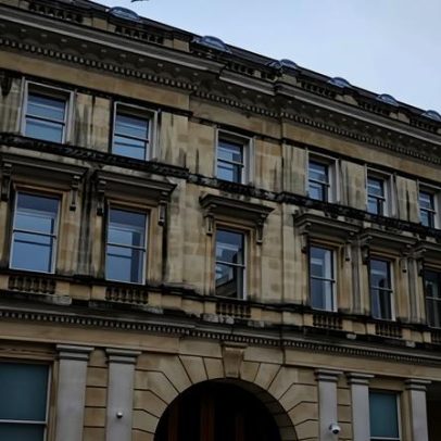 Justiça em Bristol ouve mãe sobre bebê encontrado pálido no julgamento do pai