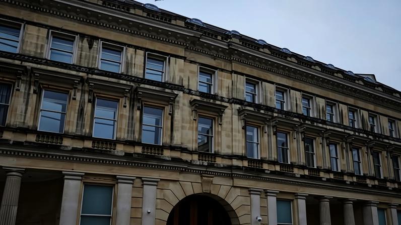 Justiça em Bristol ouve mãe sobre bebê encontrado pálido no julgamento do pai