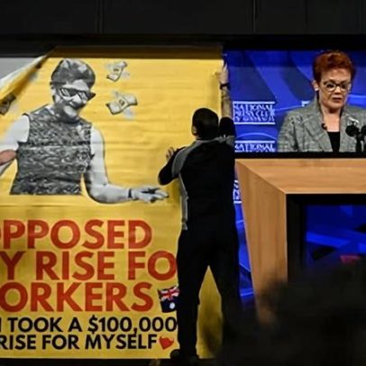 AFP investiga faixa exibida durante discurso de Pauline Hanson no NPC
