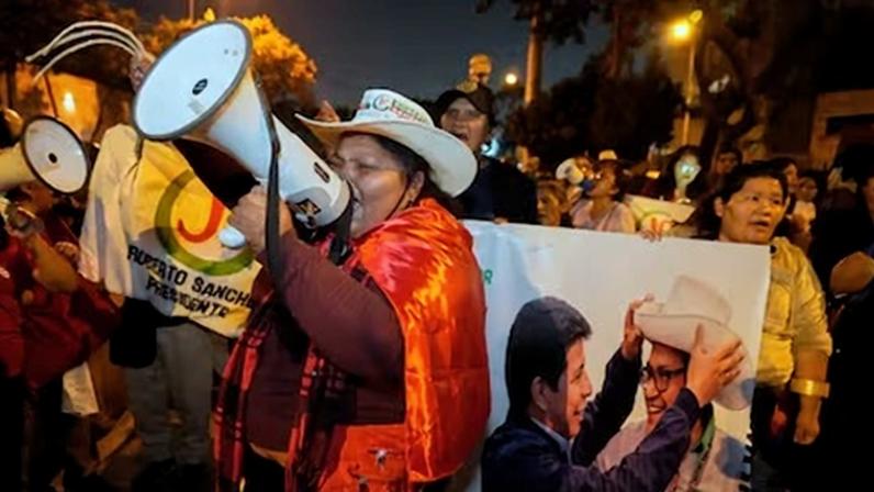 Um mês de especulações sobre os resultados das presidenciais no Peru