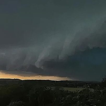Tempestades e interrupções escolares em meio a avisos vermelhos climáticos raros