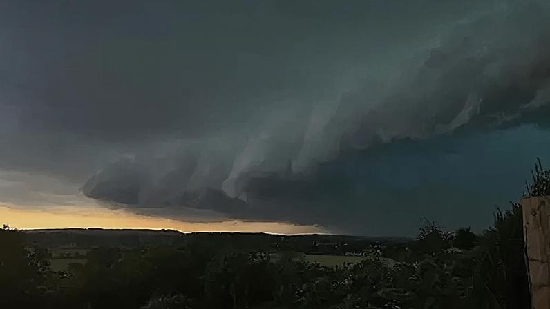 Tempestades e interrupções escolares em meio a avisos vermelhos climáticos raros