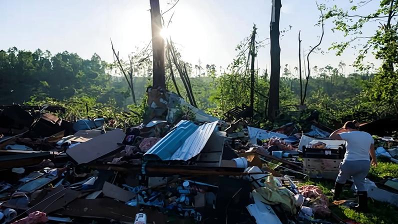 Tornado atinge o sul de Illinois: dois mortos e vários feridos