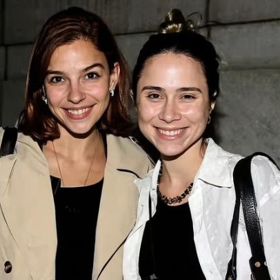 Gabriela Medvedovsky e Daphne Bozaski posam com fãs em reencontro
