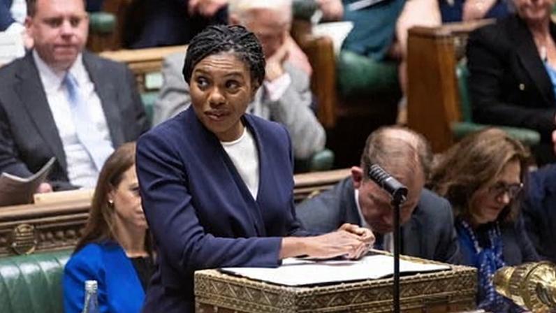 Badenoch avança como líder conservadora, aponta análise