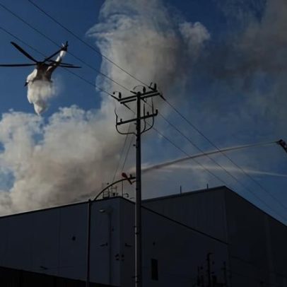 Confinamento em LA enquanto incêndio consome telhado de galpão de 500 mil pés