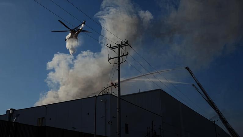 Confinamento em LA enquanto incêndio consome telhado de galpão de 500 mil pés