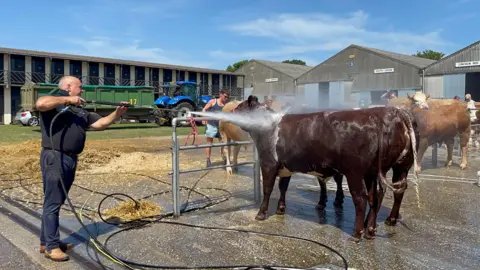 Alerta de calor extremo leva a medidas em evento no condado