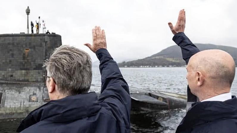 Healey critica Starmer enquanto ele se afasta