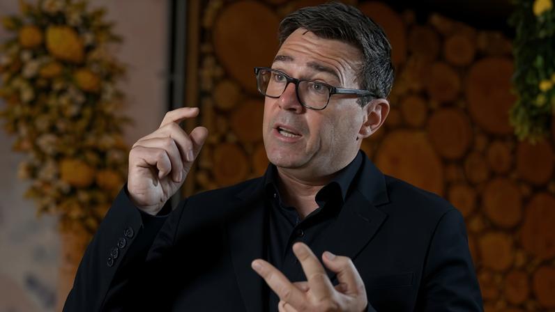Controle público de água e energia está no centro da agenda de Burnham, dizem fontes
