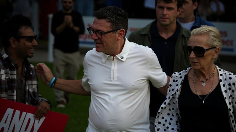 Pressão cresce para Starmer ceder espaço a Burnham