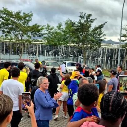 Jogadores da Seleção Brasileira chegam a hotel no Rio