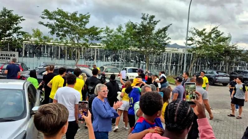 Torcedores aguardam jogadores do Brasil