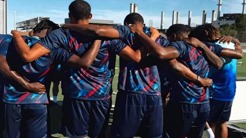 A equipe orando em campo. (Foto: Reprodução/Instagram/Fédération Haïtienne de Football)