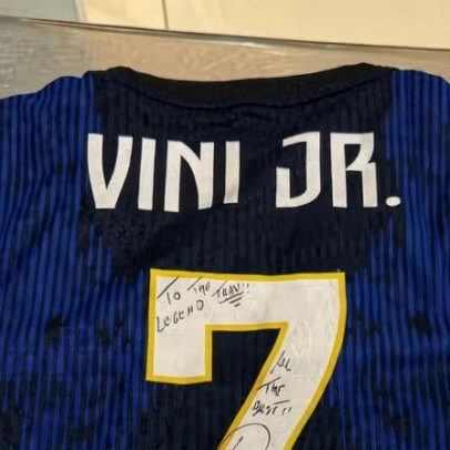 Vini Jr. entrega camisa autografada a Travis Scott após Brasil vibrar na Copa