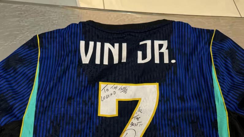 Travis Scott ganhou camisa de Vini Jr.