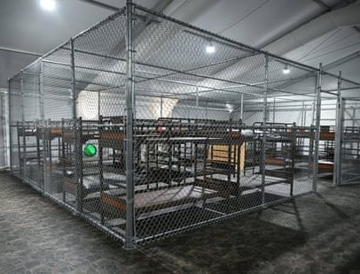 Detentos de Alcatraz dizem que guardas negam comida até assinarem em inglês