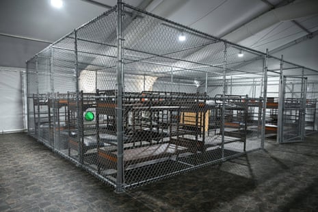 Detentos de Alcatraz dizem que guardas negam comida até assinarem em inglês