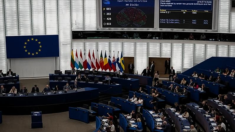 Indignação com gritos de "send them back" por eurodeputados de direita após voto migratório da UE