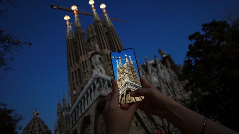 TikTok e Sagrada Família transmitem inauguração da torre finalizada