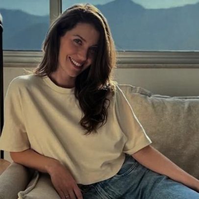 Nathalia Dill vive em apartamento minimalista com piso de taco