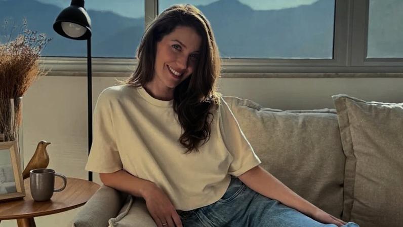 Fantasma tem casa? Chão de taco, paredes claras e janelas antirruído: Nathalia Dill, a Francesca de 'Quem Ama Cuida', mora em apartamento minimalista clean