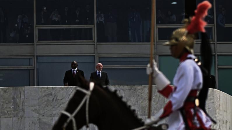 O presidente Lula passa tropas em revista, junto ao homólogo da África do Sul, Cyril Ramaphosa. (Foto: Andre Borges (EPA) EFE)