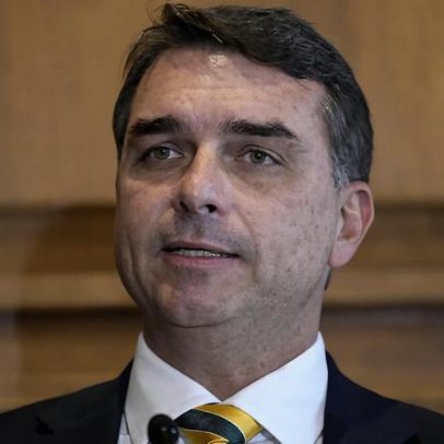 Quem tenta afastar André Mendonça da investigação contra Flávio Bolsonaro?