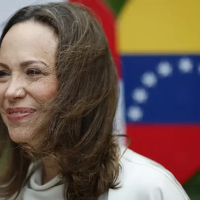 Flávio Bolsonaro solicita depoimento de María Corina em ação por ofensa a Lula