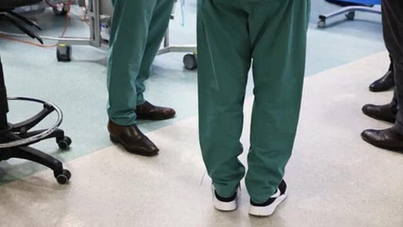 Receios de silenciar médicos críticos a Israel com definição de antisemitismo