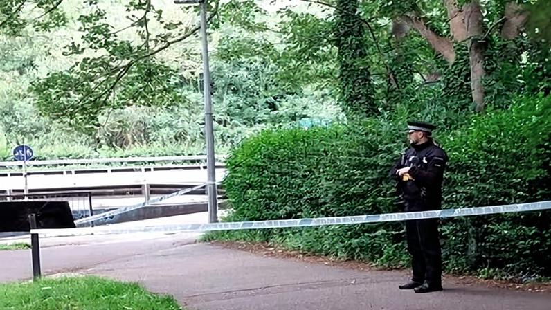 Três adolescentes são detidos pela morte de homem em Essex