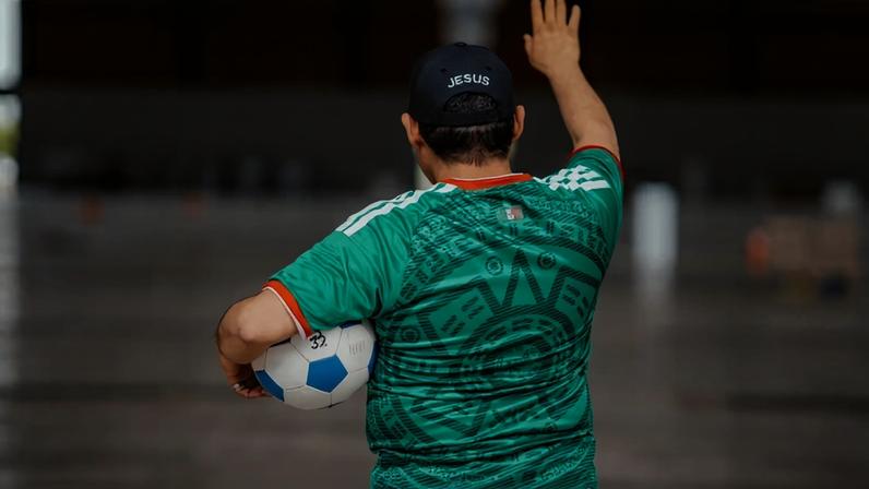 Juan conecta jovens mexicanos ao evangelho por meio do futebol