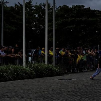 Torcedores aguardam a chegada dos jogadores da seleção brasileira ao hotel