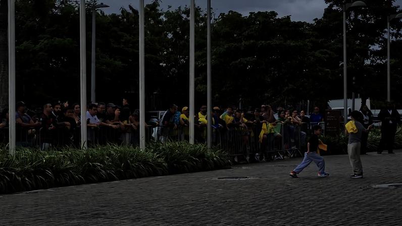 Torcedores à espera da Seleção Brasileira (Foto: Leonardo Bessa / Lance!)