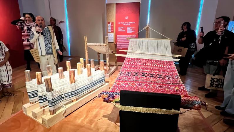 A backstrap loom and foot loom at the Museo Textil de los Pueblos Indígenas y Afromexicanos