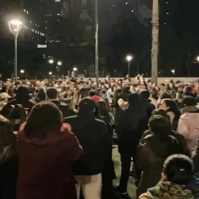 Jovens fazem batismo com o Espírito Santo diante de universidade na Argentina