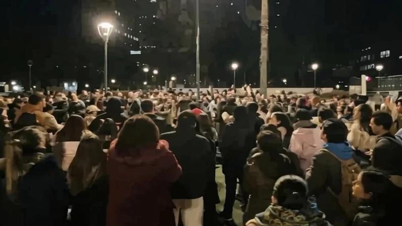 Jovens fazem batismo com o Espírito Santo diante de universidade na Argentina