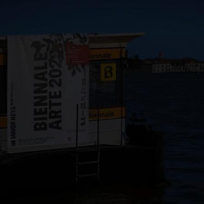 Mais de 100 artistas ameaçam ação legal contra Bienal de Veneza