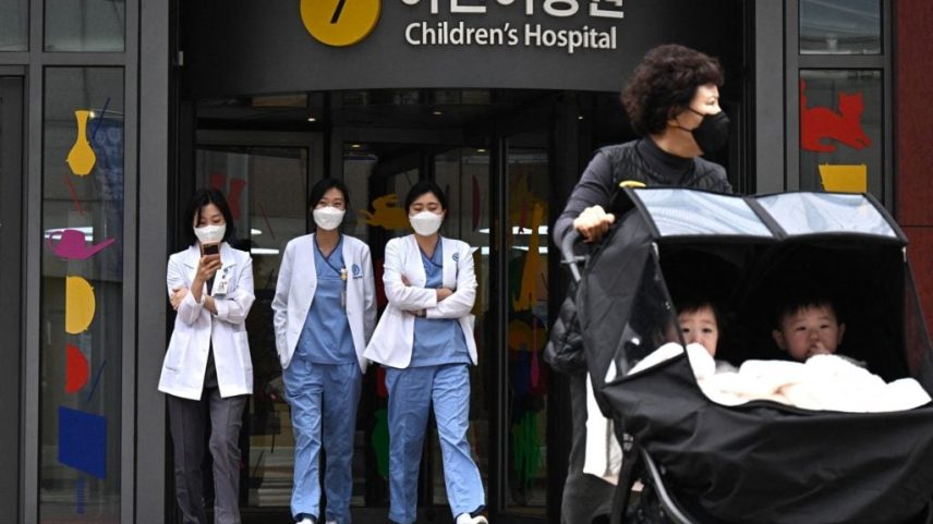 Fachada de um hospital em Seul. Foto: ANTHONY WALLACE / AFP