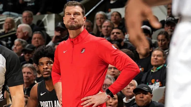 Tiago Splitter observa durante o jogo 2 entre Portland Trail Blazers e San Antonio Spurs pelos playoffs da NBA. (Foto: Jesse D. Garrabrant/NBAE via Getty Images/AFP)