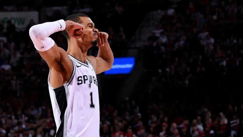 Victor Wembanyama, do Spurs, observa partida contra o Trail Blazers no jogo quatro da primeira rodada dos playoffs da NBA (Foto: Brian babineau/Nbae via getty images/Afp)
