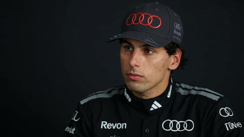 O brasileiro Gabriel Bortoleto, 13º colocado no treino de classificação e piloto da Audi F1 Team, é entrevistado após a sessão qualificatória antes do Grande Prêmio do Canadá de Fórmula 1 no Circuito Gilles-Villeneuve, em Montreal, Quebec (Foto: Peter Fox / Getty Images via Afp)