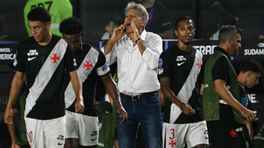 Renato Gaúcho e jogadores do Vasco durante partida contra o Barracas Central (Foto: Mauro Pimentel/AFP)
