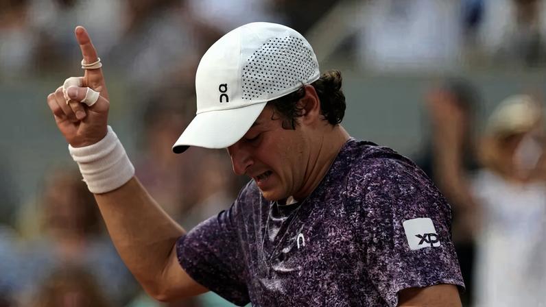 O brasileiro João Fonseca comemora ponto na virada épica sobre o sérvio Novak Djokovic (Foto: Dimitar DILKOFF / AFP)